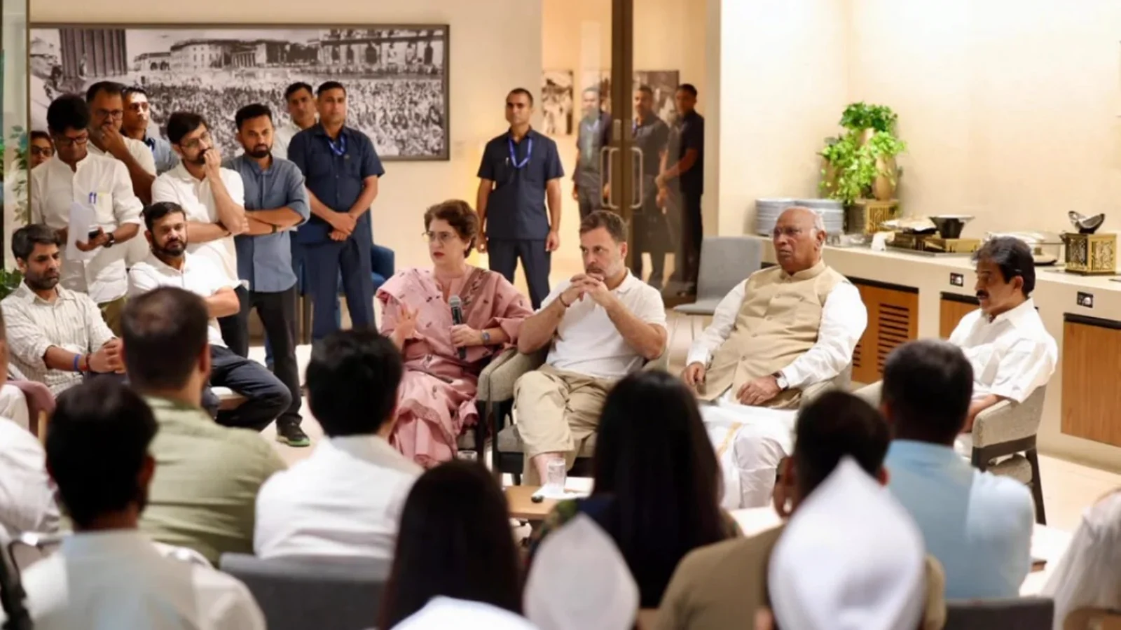 एक बैठक में राहुल गांधी और प्रियंका गांधी सहित INDIA गठबंधन के नेता।