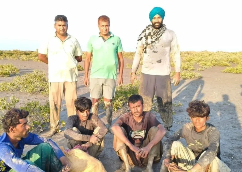 कच्छ के सर क्रीक क्षेत्र में BSF कर्मियों के साथ पकड़े गए मछुआरे।