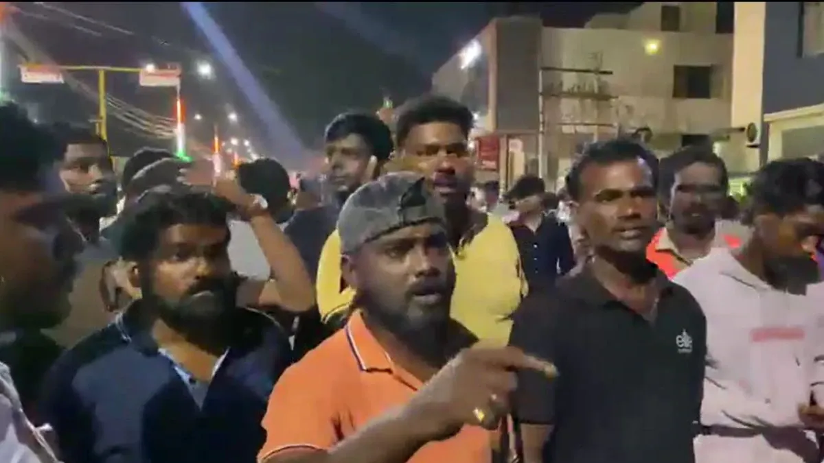 आरोपी की गिरफ्तारी की मांग करते हुए नीलंकरई में सड़क पर उतरे लोग।
