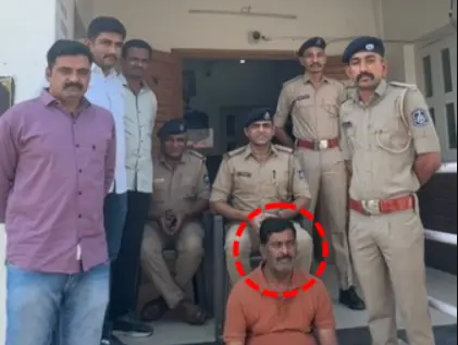 गिरफ्तारी के बाद राजुला पुलिस के साथ अब्दुल सत्तार मोहम्मद हबीब कुरैशी (गोले में)।
