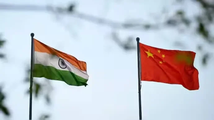 भारत और चीन के झंडे साथ-साथ लहराते हुए