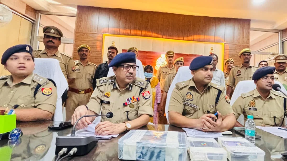 Unnao Murder Mystery: Senior police officers address the press on the Unnao murder case after the arrests