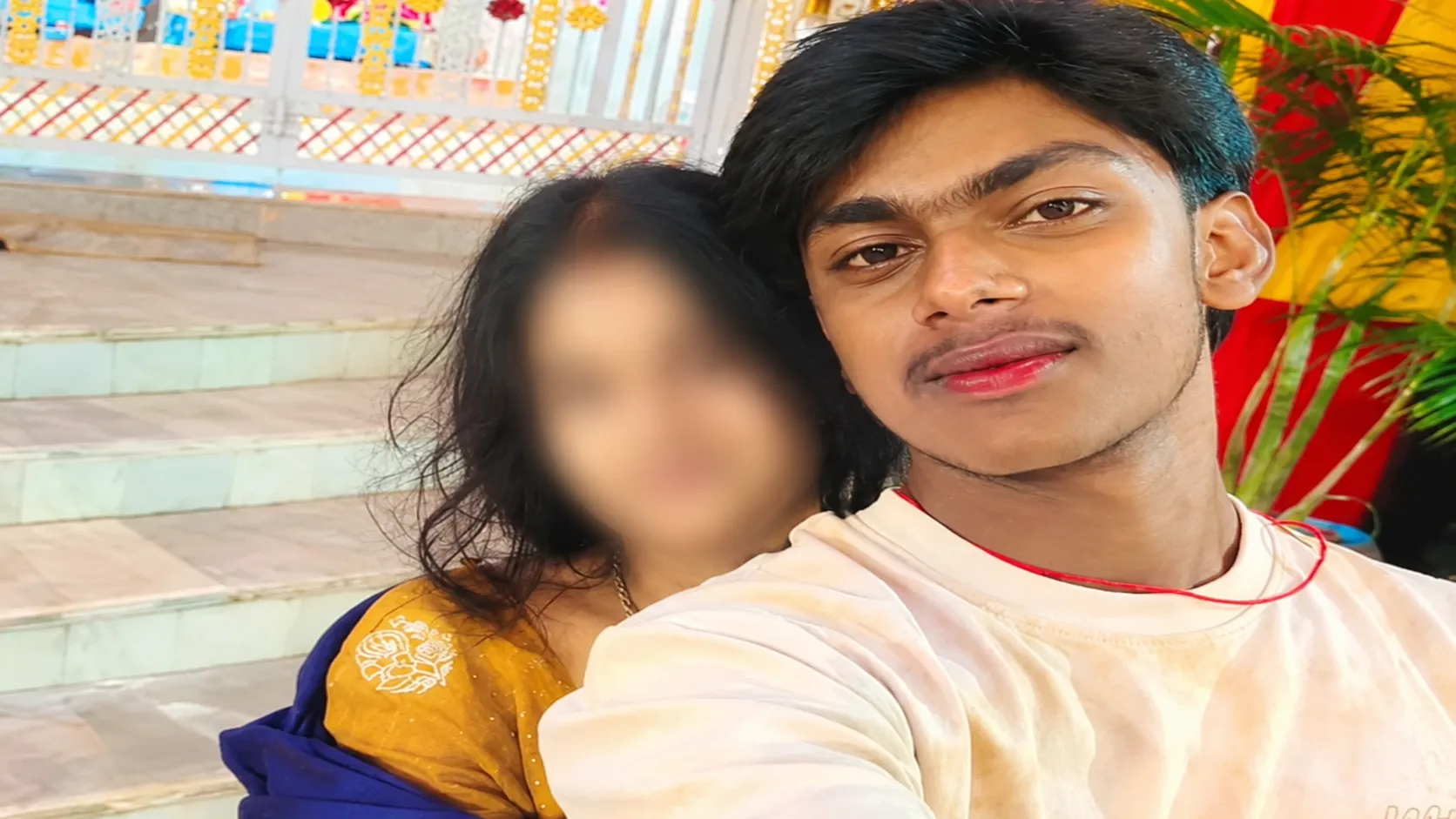 नवविवाहित जोड़े रॉकी कुमार मंडल और नाजिया खातून