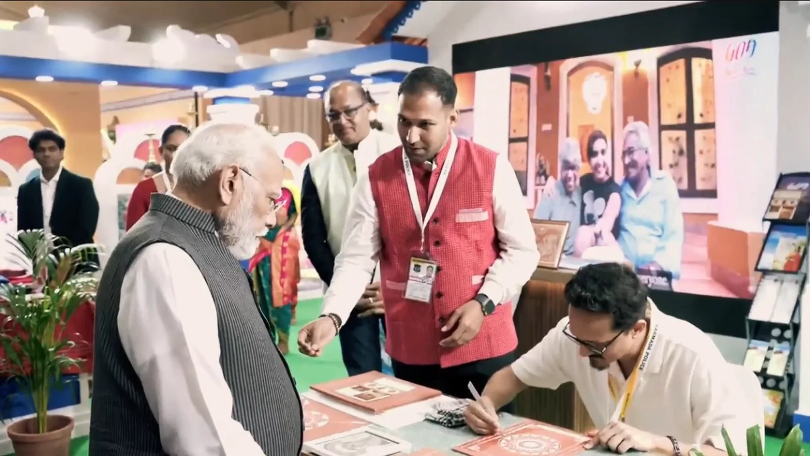 एकता नगर दौरे के दौरान प्रधानमंत्री नरेंद्र मोदी।