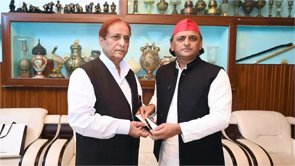 आजम खान के पुराने इंटरव्यू में असदुद्दीन ओवैसी पर की गई टिप्पणी फिर चर्चा में है, जबकि अखिलेश यादव रामपुर में उनसे मिलने पहुंचे.