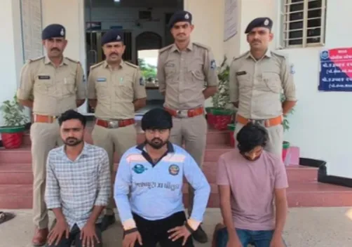 गिरफ्तारी के बाद थराद पुलिस के साथ तीन गिरफ्तार आरोपी (बैठे हुए)।