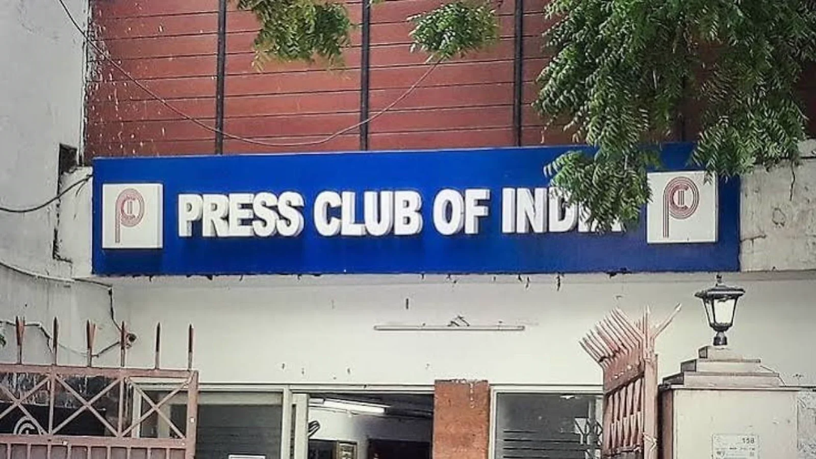 प्रेस क्लब ऑफ इंडिया का बोर्ड।