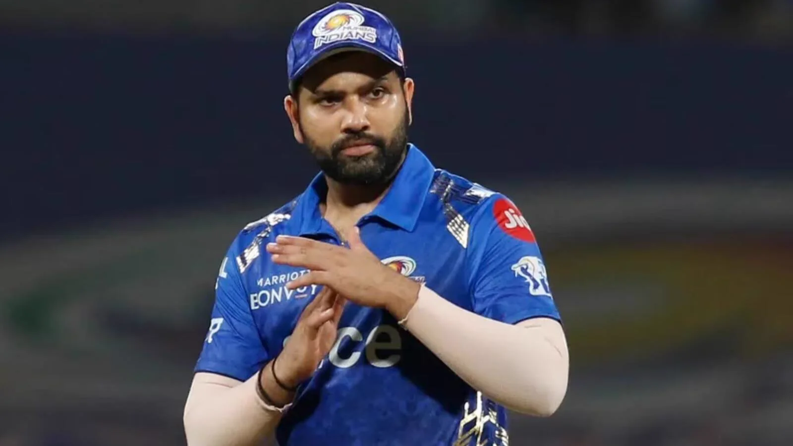 IPL मैच के दौरान मुंबई इंडियंस की जर्सी में रोहित शर्मा।