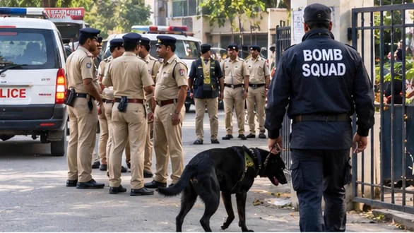 Police and bomb squad personnel