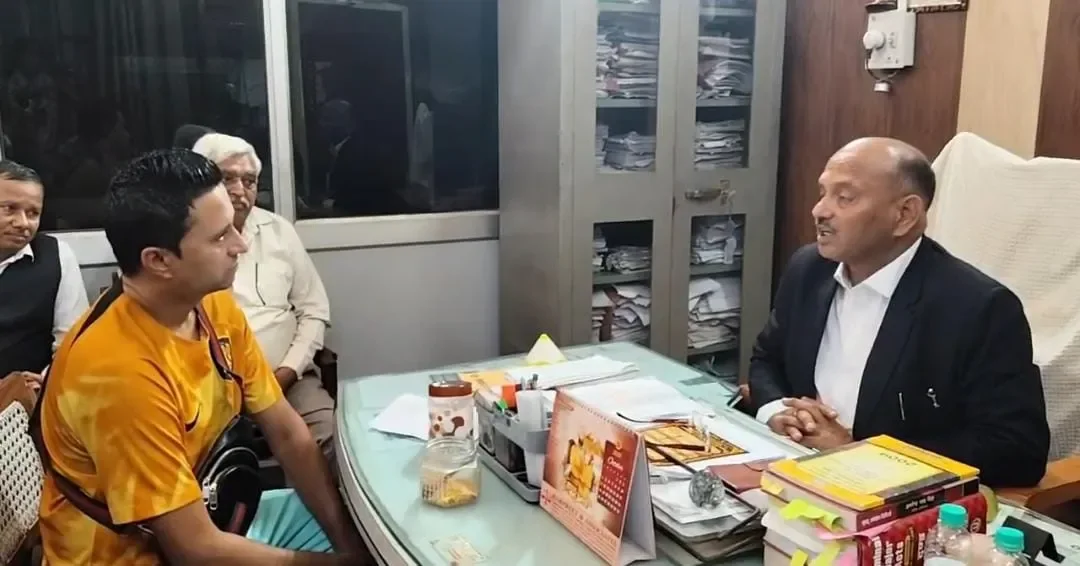 मेरठ जिला अदालत में फैजान अंसारी, जिन्होंने मुस्कान की बेटी राधा की पढ़ाई और शादी में मदद का प्रस्ताव रखा