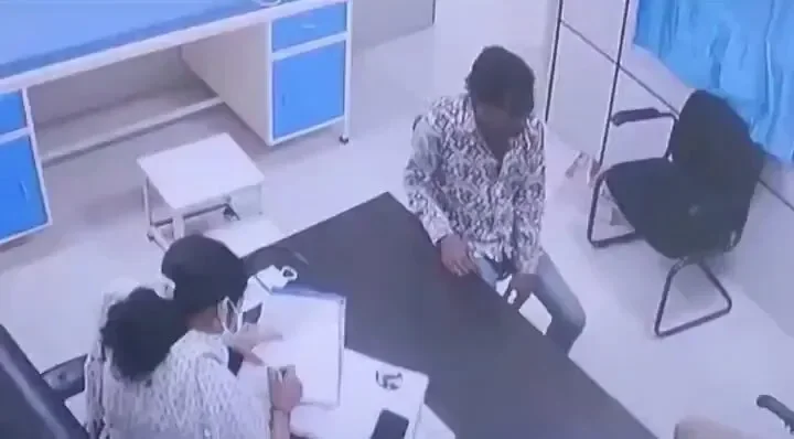 वर्धा के स्वास्थ्य केंद्र का CCTV दृश्य, जहां जांच के दौरान आरोपी ने डॉ. श्रद्धा भुमरे को थप्पड़ मारा