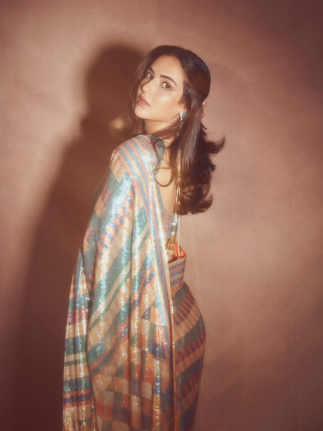 Jasmin Bhasin's Laughing Style in Jhilmil Saree