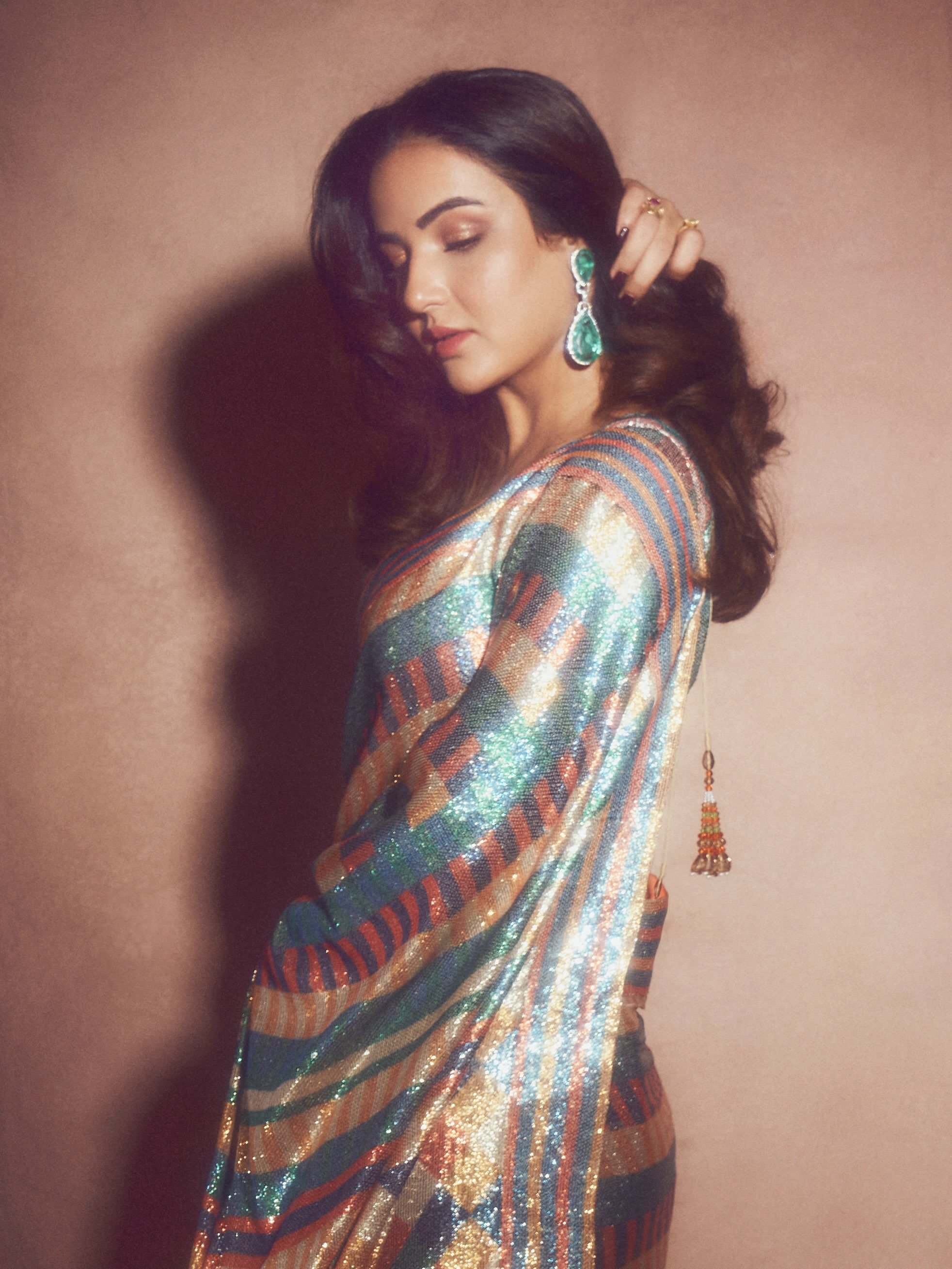 Beautiful look of Jasmin Bhasin wrapped in glittery pallu