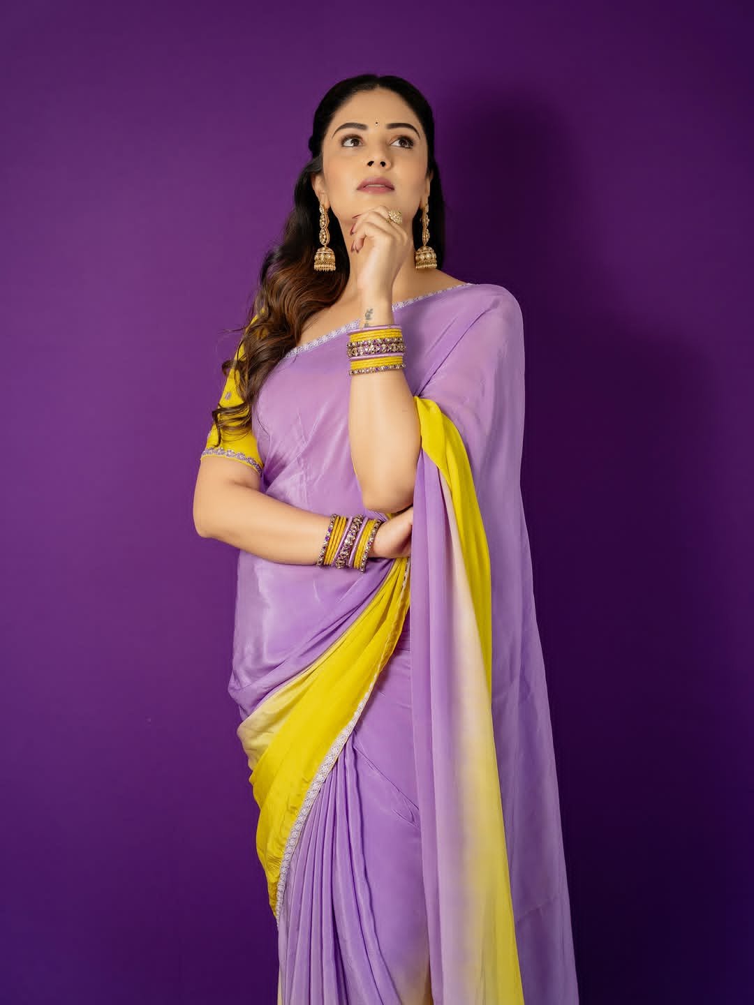 Nikhari Shrimukhi's heartwarming performances in a two-color saree